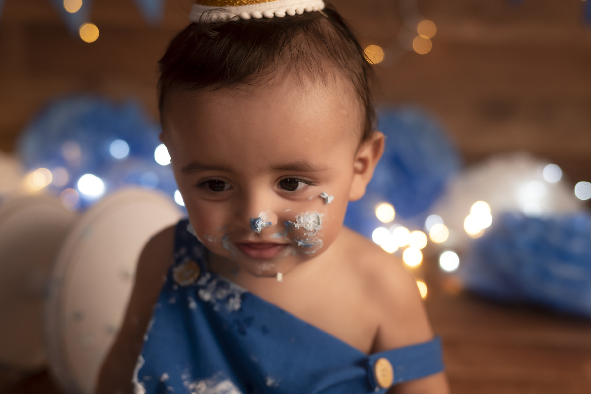 Lindo ensaio de smash the cake do Noah realizado no estúdio Olhos da Alma Fotografia na cidade de Ponta Grossa/PR, clicks Karol Monarini