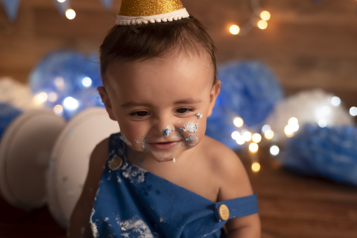 Lindo ensaio de smash the cake do Noah realizado no estúdio Olhos da Alma Fotografia na cidade de Ponta Grossa/PR, clicks Karol Monarini