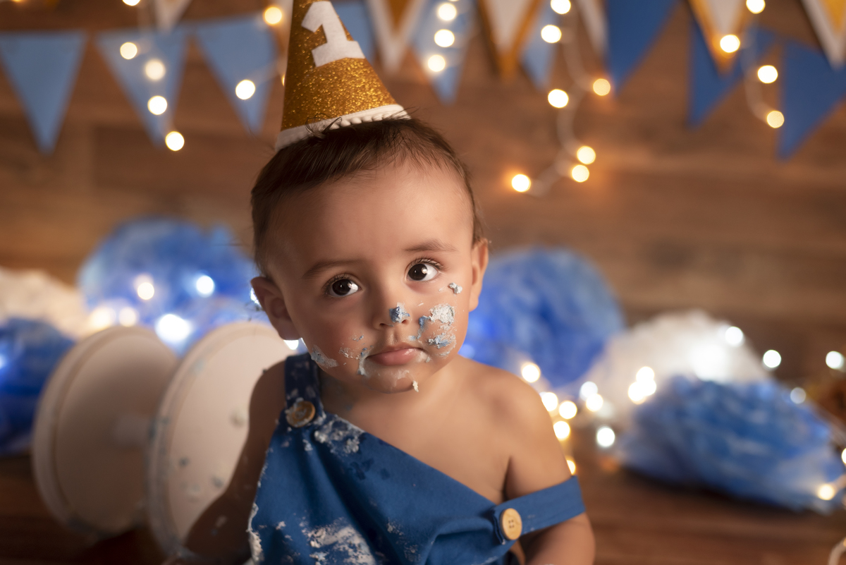 Lindo ensaio de smash the cake do Noah realizado no estúdio Olhos da Alma Fotografia na cidade de Ponta Grossa/PR, clicks Karol Monarini