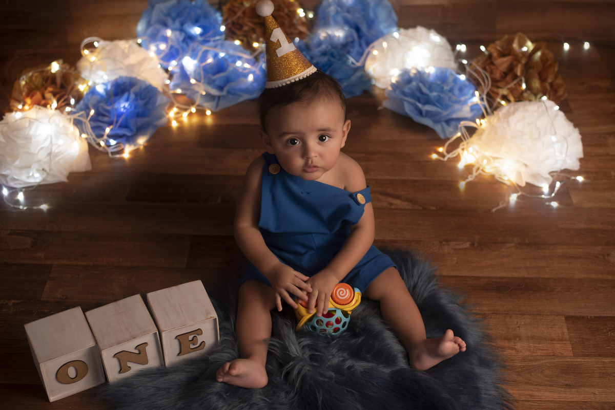 Lindo ensaio de smash the cake do Noah realizado no estúdio Olhos da Alma Fotografia na cidade de Ponta Grossa/PR, clicks Karol Monarini