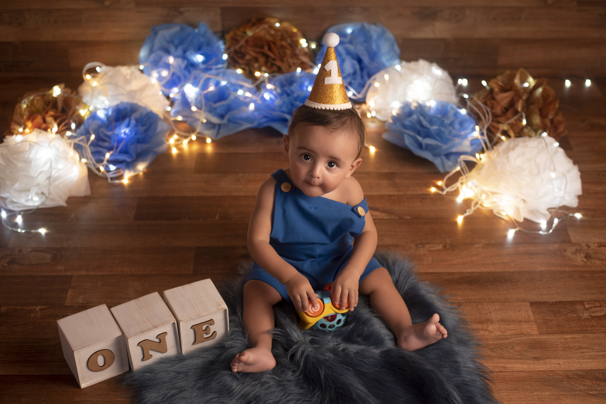 Lindo ensaio de smash the cake do Noah realizado no estúdio Olhos da Alma Fotografia na cidade de Ponta Grossa/PR, clicks Karol Monarini