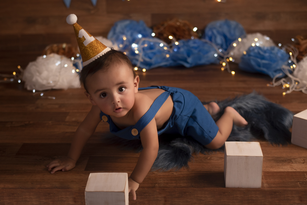 Lindo ensaio de smash the cake do Noah realizado no estúdio Olhos da Alma Fotografia na cidade de Ponta Grossa/PR, clicks Karol Monarini