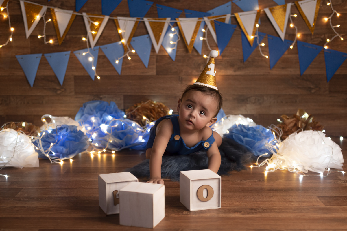 Lindo ensaio de smash the cake do Noah realizado no estúdio Olhos da Alma Fotografia na cidade de Ponta Grossa/PR, clicks Karol Monarini