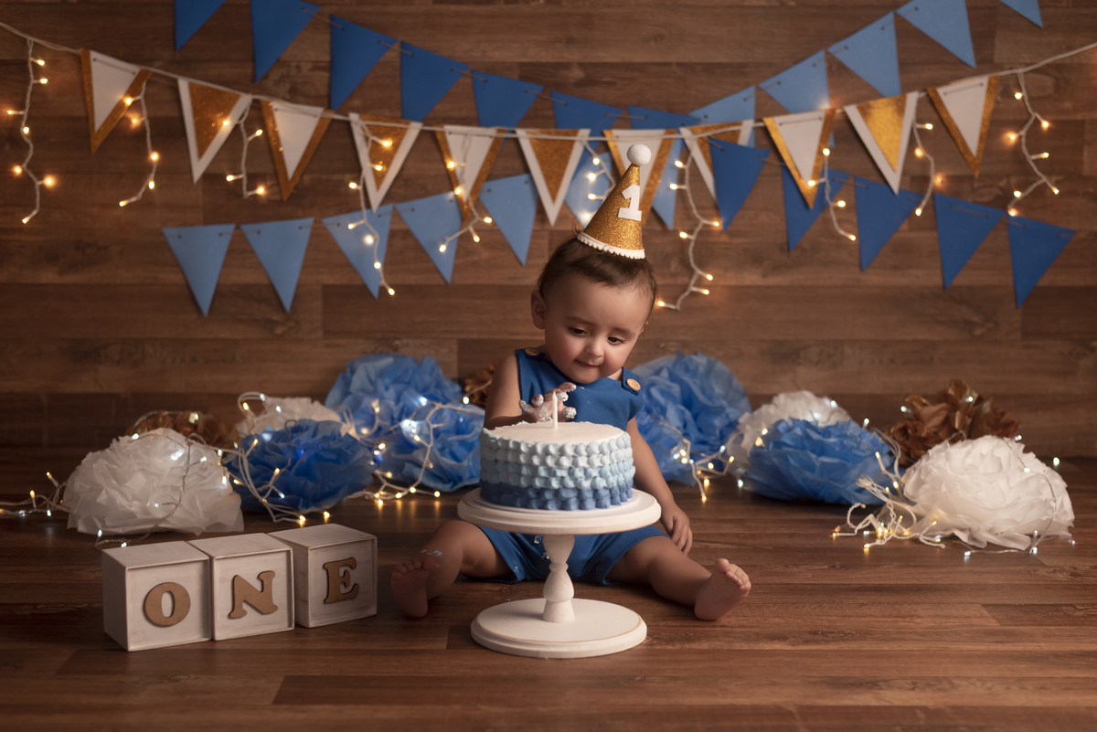 Lindo ensaio de smash the cake do Noah realizado no estúdio Olhos da Alma Fotografia na cidade de Ponta Grossa/PR, clicks Karol Monarini