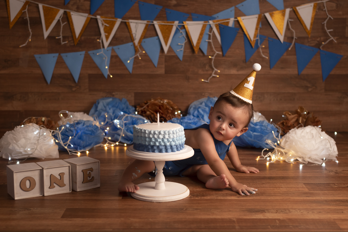 Lindo ensaio de smash the cake do Noah realizado no estúdio Olhos da Alma Fotografia na cidade de Ponta Grossa/PR, clicks Karol Monarini