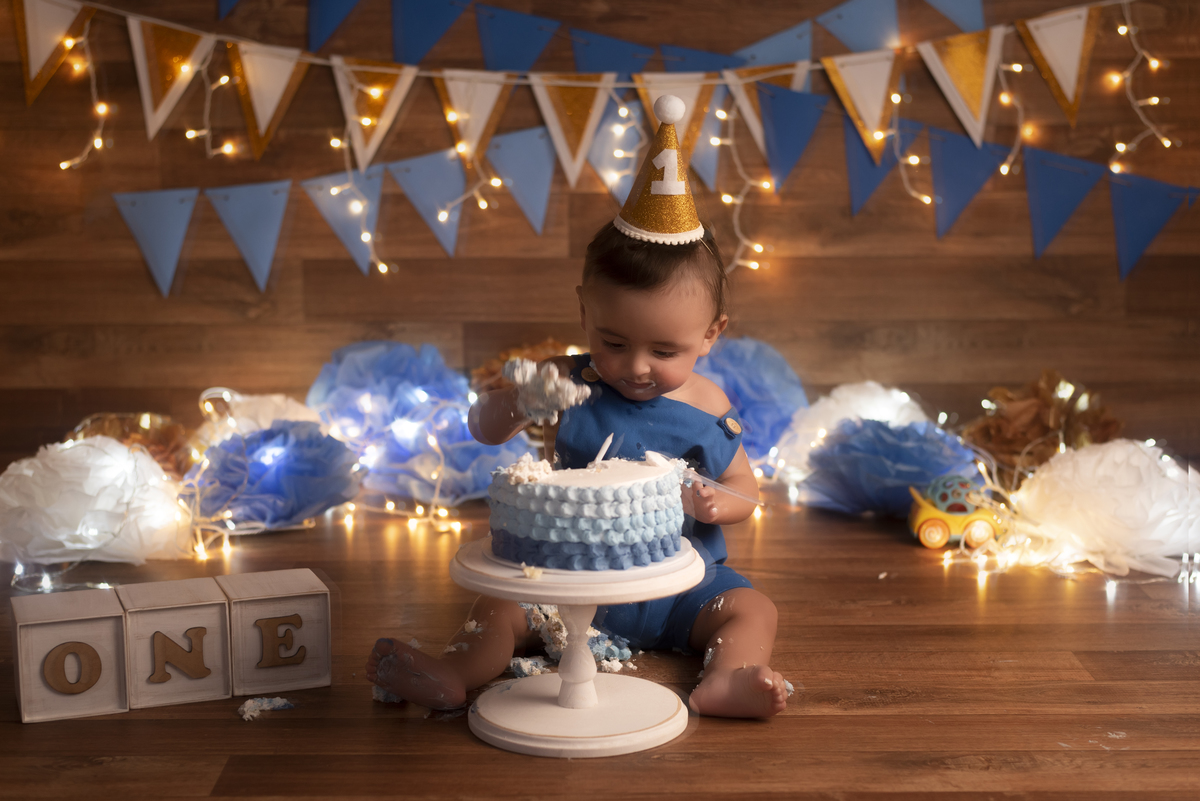 Lindo ensaio de smash the cake do Noah realizado no estúdio Olhos da Alma Fotografia na cidade de Ponta Grossa/PR, clicks Karol Monarini