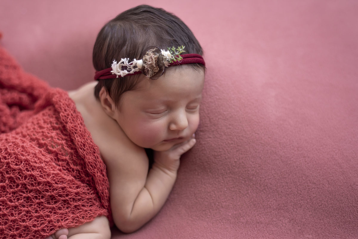 Newborn da Maria Carolina realizado na cidade de Ponta Grossa pela fotografa Karol Monarini do estúdio Olhos da Alma Fotografia