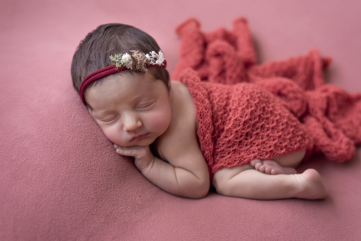 Newborn da Maria Carolina realizado na cidade de Ponta Grossa pela fotografa Karol Monarini do estúdio Olhos da Alma Fotografia