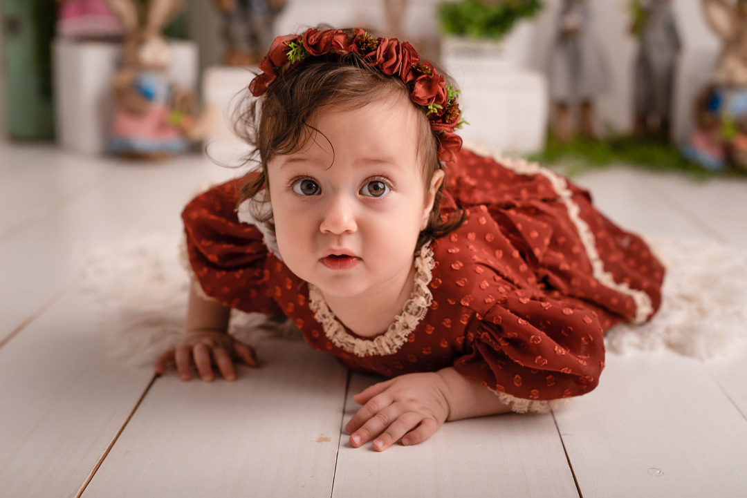 Eu não engatinho mas me arrasto muito rápido - Ensaio Estúdio - Páscoa 2022 - Clarice 9 meses - Ponta Grossa