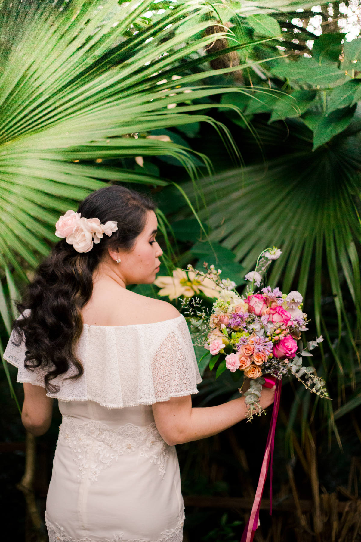arranjo de flores no cabelo para noivas