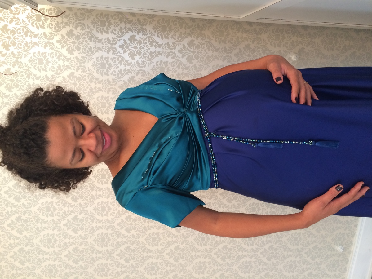 vestido bicolor com abertura para amamentação