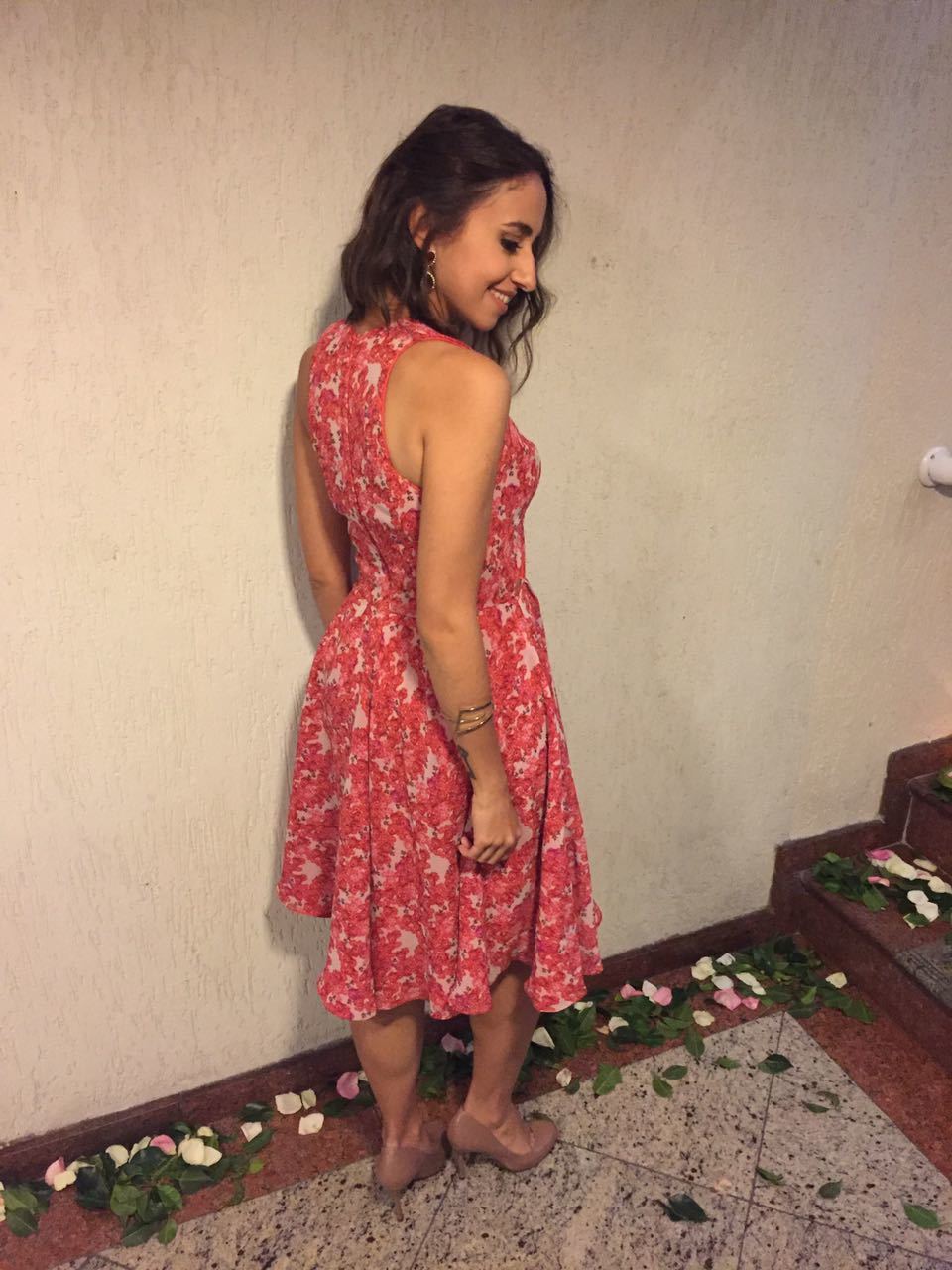 vestido curto floral vermelho convidada