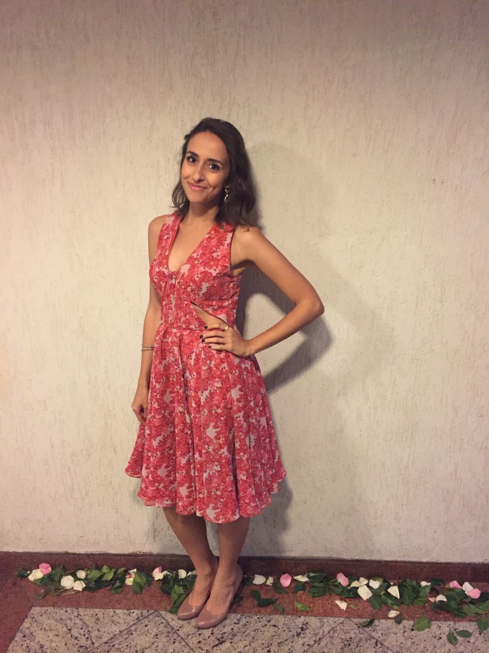 vestido curto floral com recorte lateral