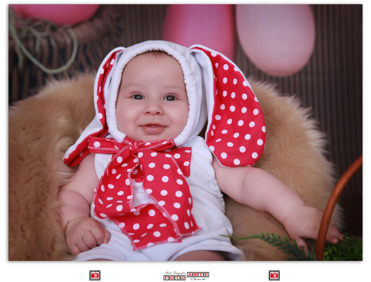 Bruna, criança feliz páscoa