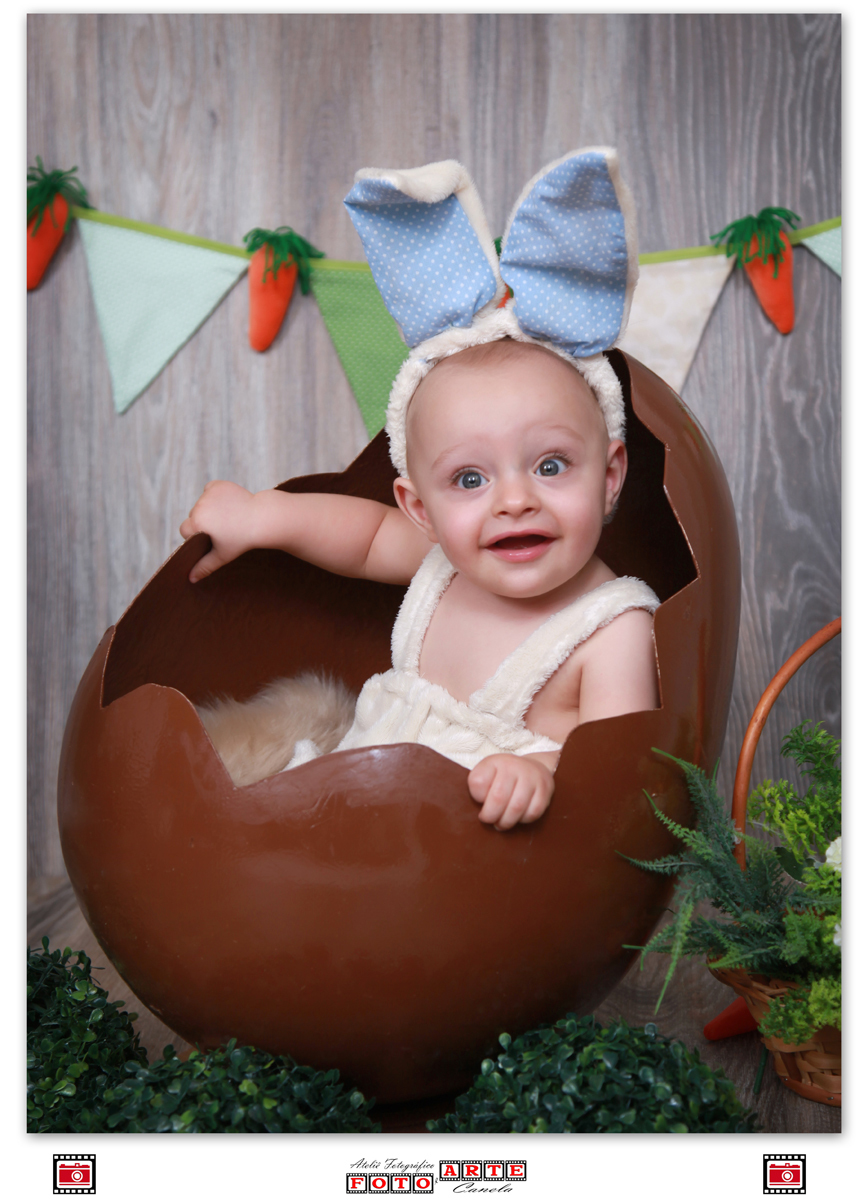 bebê sentado dentro do ovo chocolate