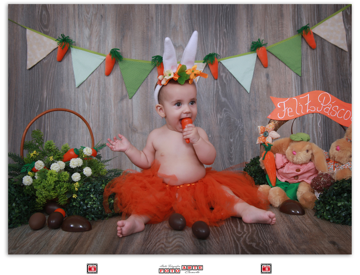 Maria Clara sentada no chão, páscoa
