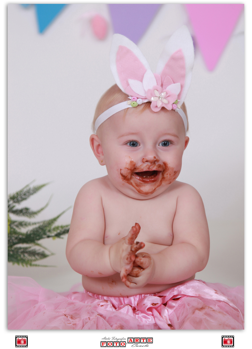 menina lambuzada de chocolate