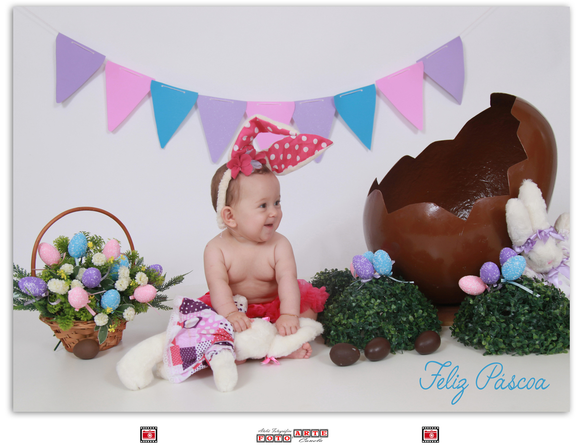 menina com coelhinhos de páscoa