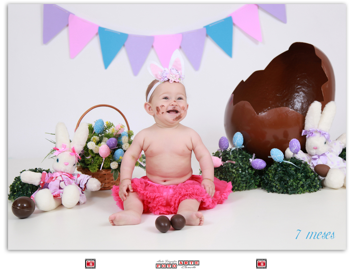 menina sentada no chão sorrindo
