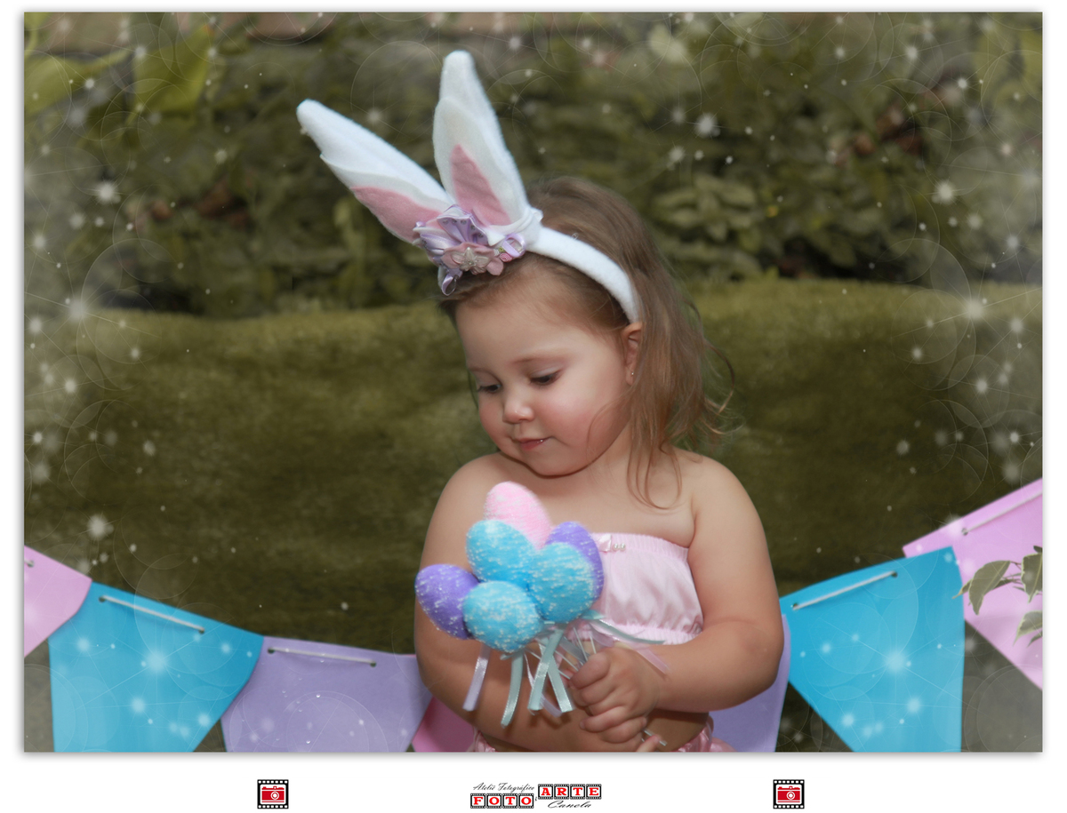 menina com ovinhos de páscoa rosa e azul