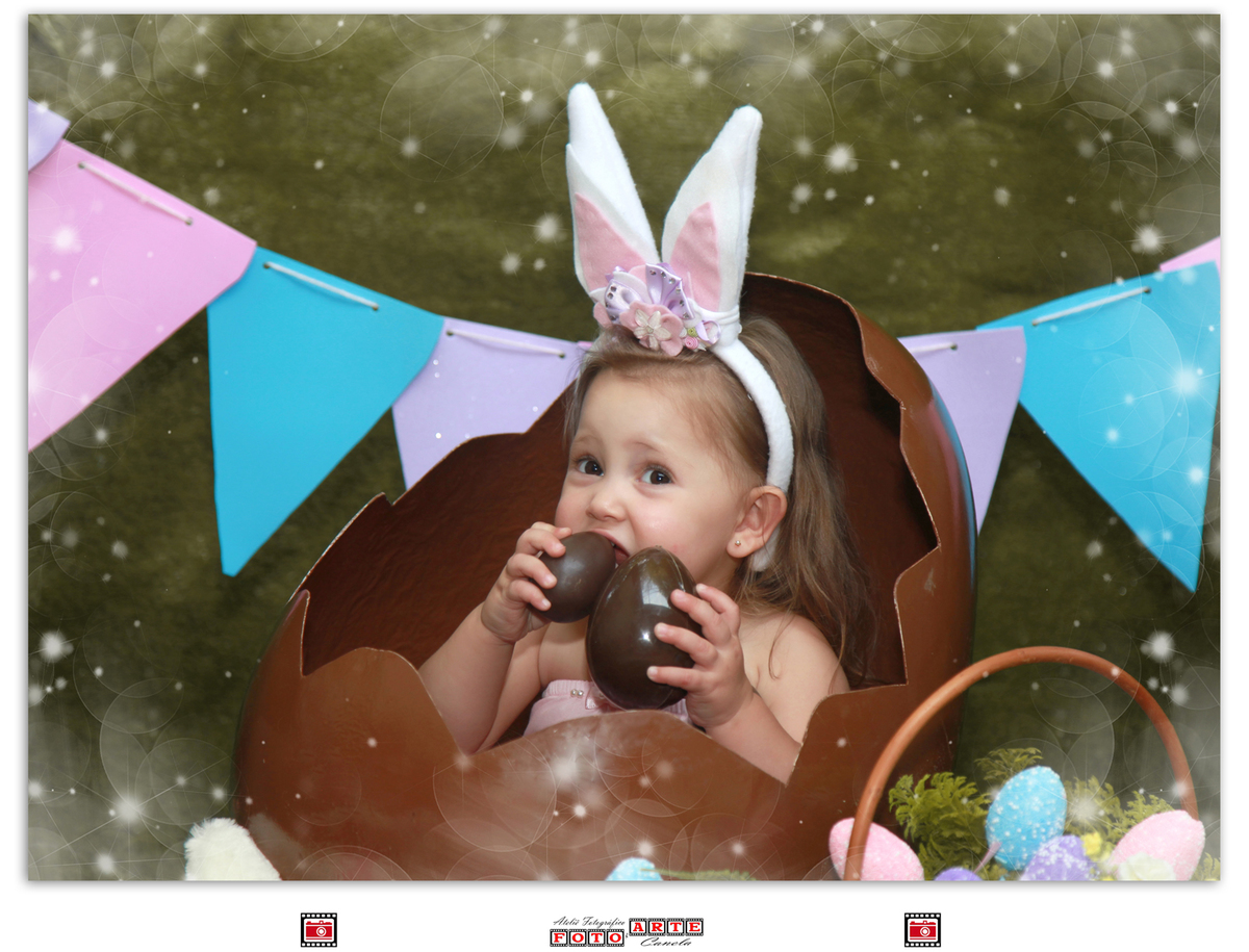 menina lambuzando boca de chocolate