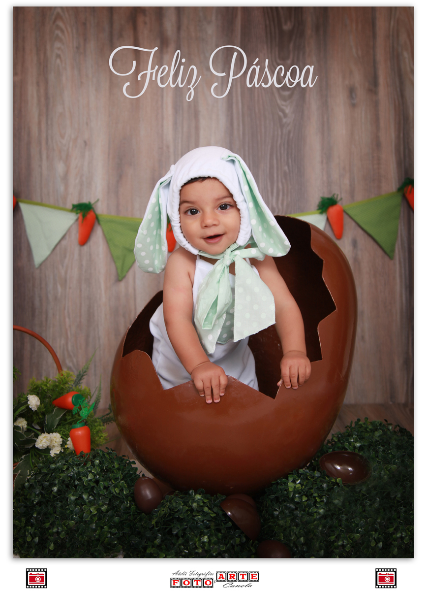 menino em pé dentro ovo de páscoa fibra
