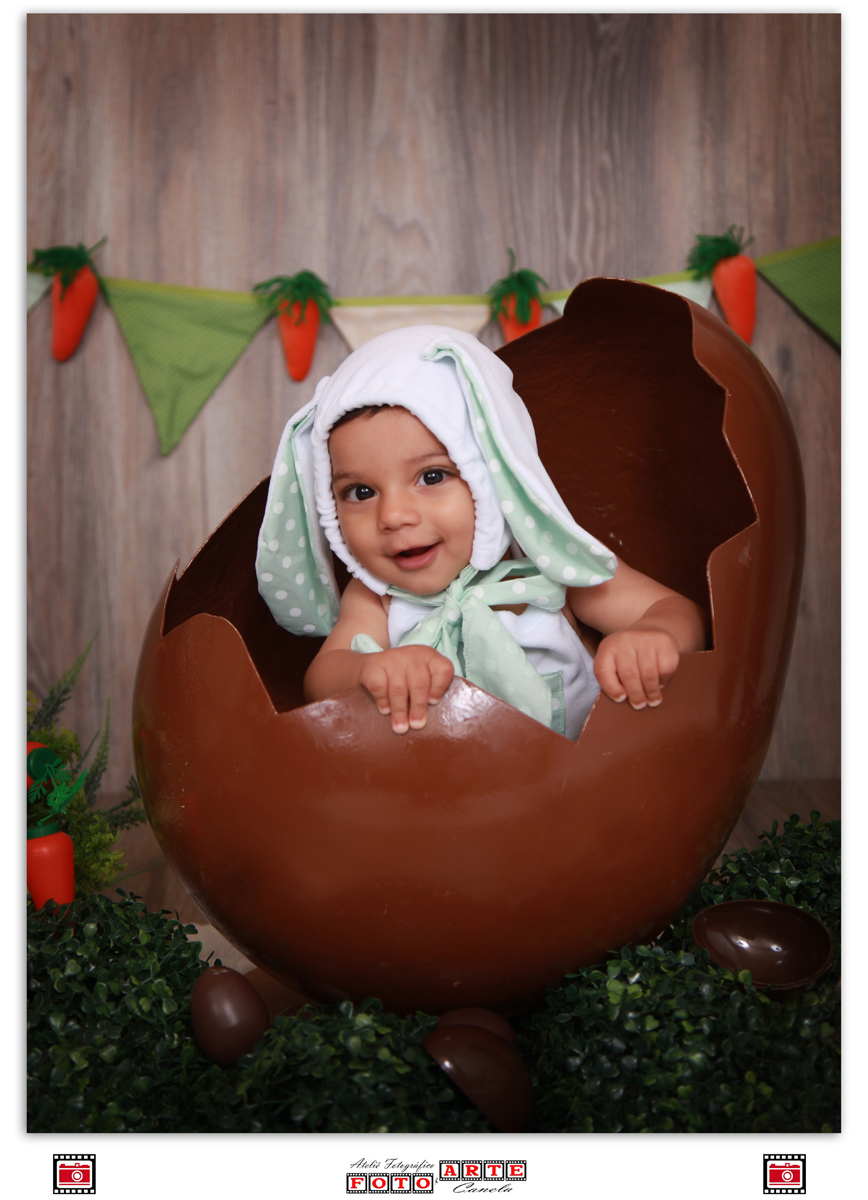 menino sentando dentro do ovo de chocolate