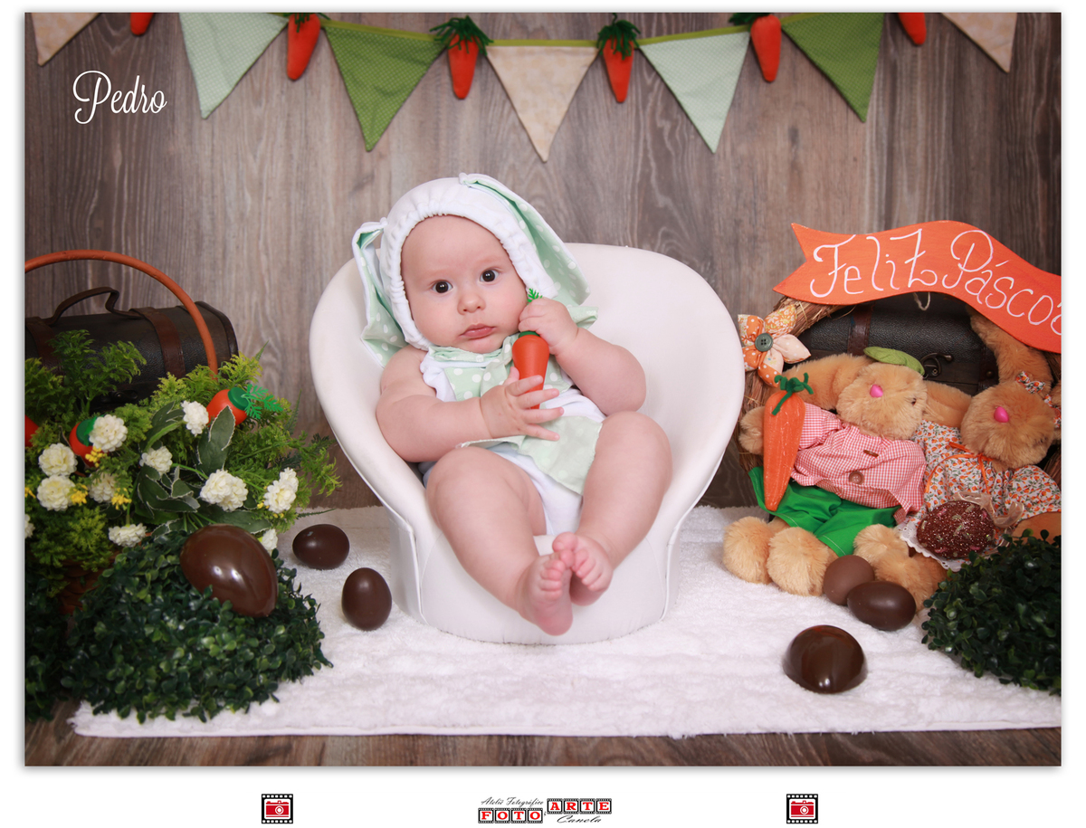 menino sentando sofá