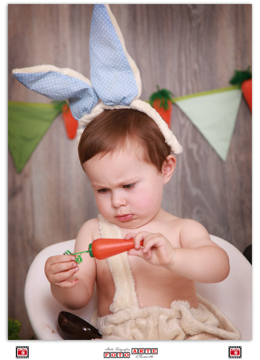 criança brincando com cenoura de plástico