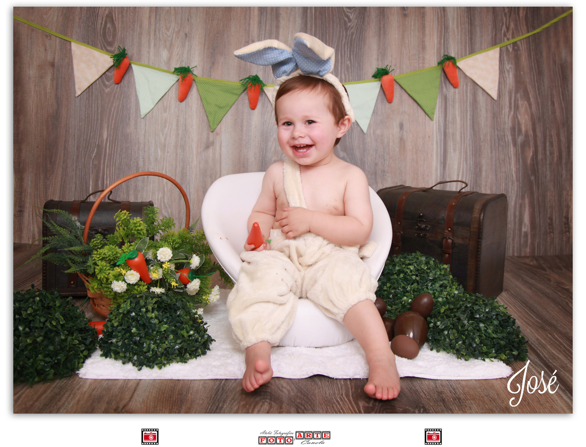 menino sorrindo cenário páscoa