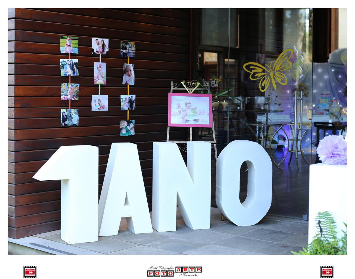 Letras Grandes Escrevendo 1 Ano Com Fotos Penduradas Na Parede e Quadro Com Foto Da Aniversariante