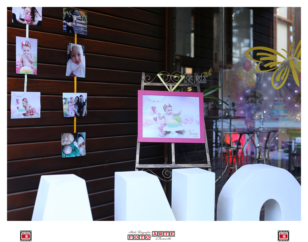 Detalhe Do Quadro Com Foto Da Aniversariante Na Entrada Da Casa De Festas 