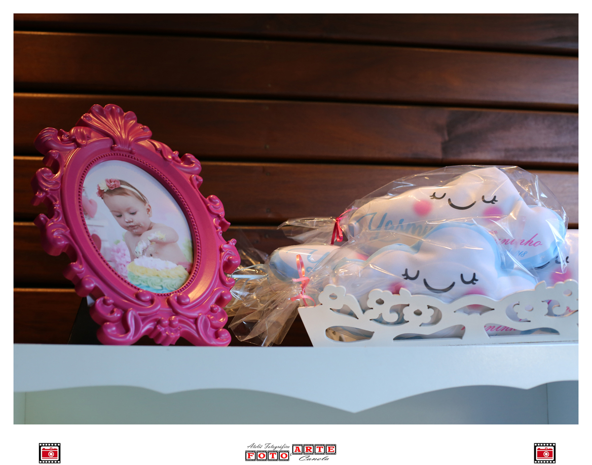 Detalhe Quadro Rosa Decorativo Com Lembrancinha De Almofada De Nuvem