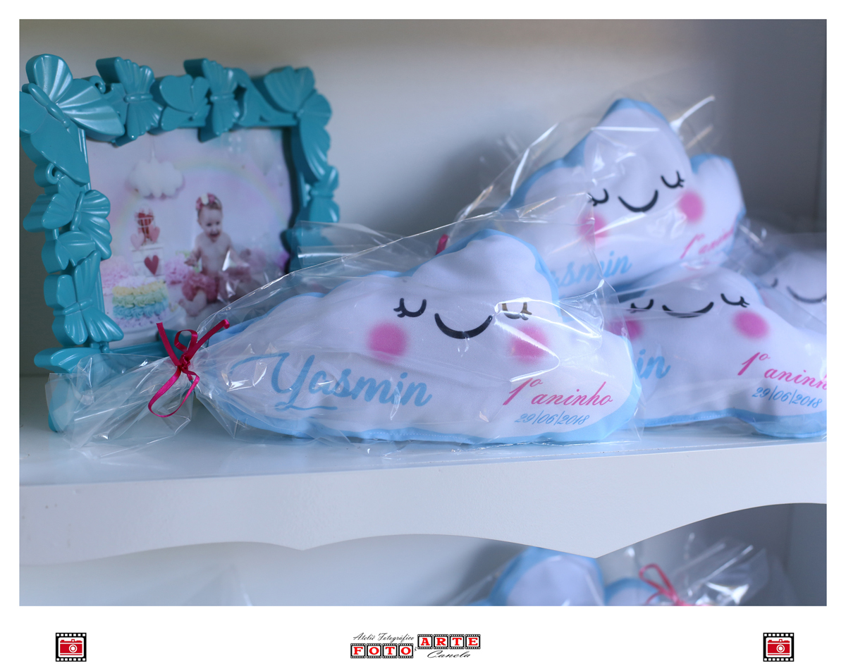 Detalhe Da Almofada De Nuvem Como Lembrancinha De Aniversário E Quadro Azul Decorativo Com Foto Da Aniversariante