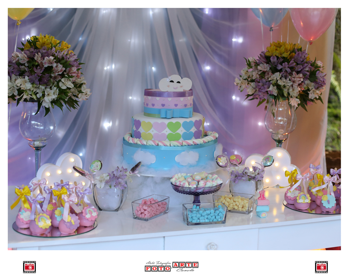 Bolo Colorido De Aniversário Com Docinhos Na Mesa Principal