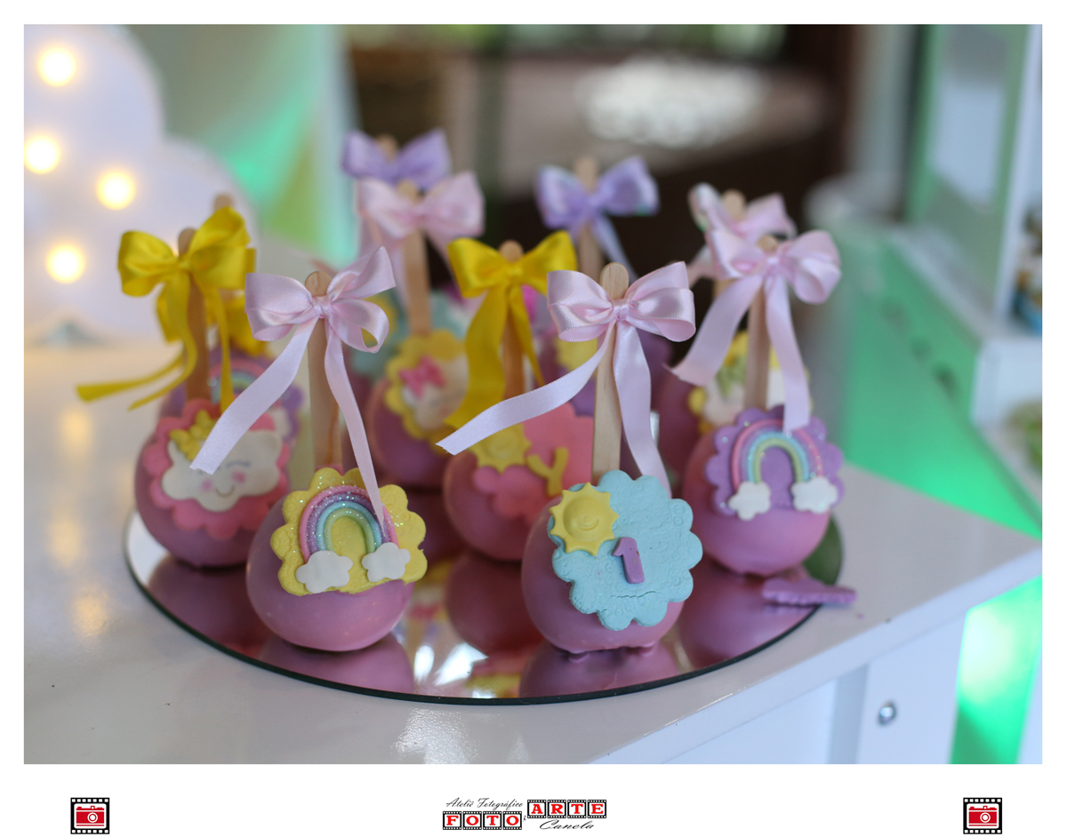 Maçãs Do Amor Decoradas Com Desenhos De Arco-Íris