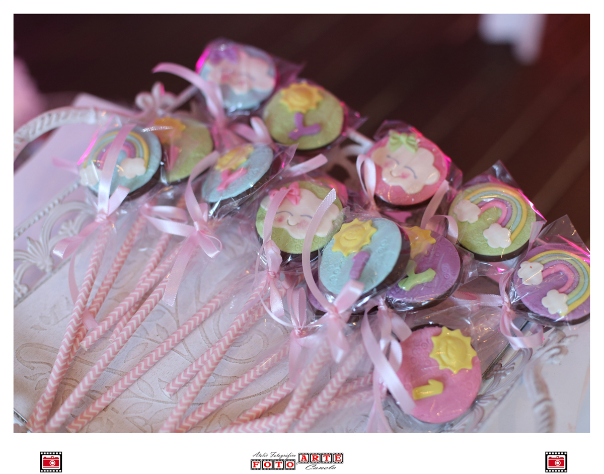 Pirulitos De Chocolate Com Desenhos De Nuvem, Arco-íris, Sol