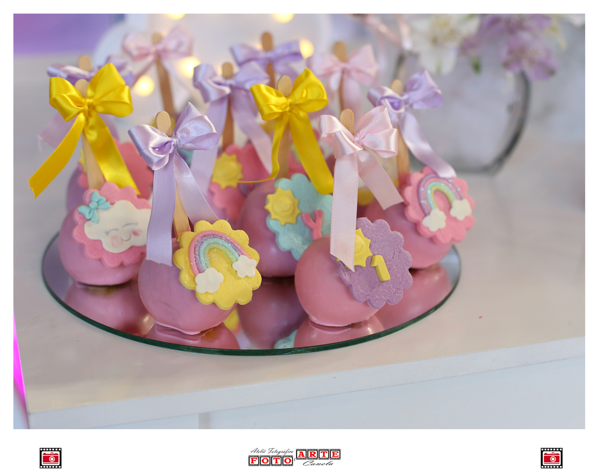 Maçãs Do Amor Decoadas Com Desenhos Fofinhos Na Mesa Principal