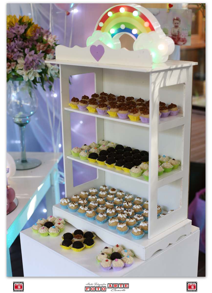 Docinhos Expostos Em Pequena Estante