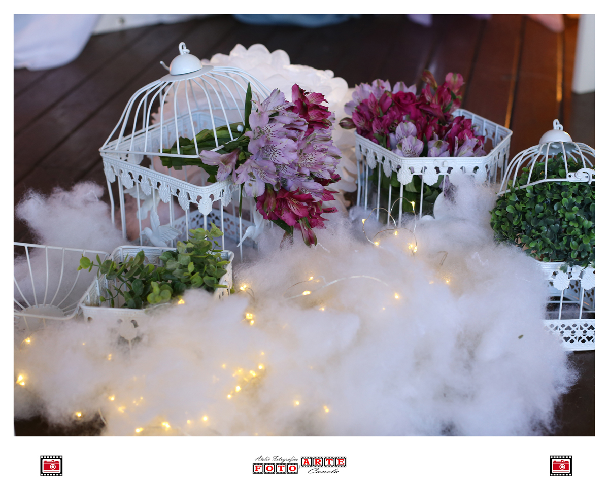 Flores Em Gaiolas Embaixo Da Mesa Principal