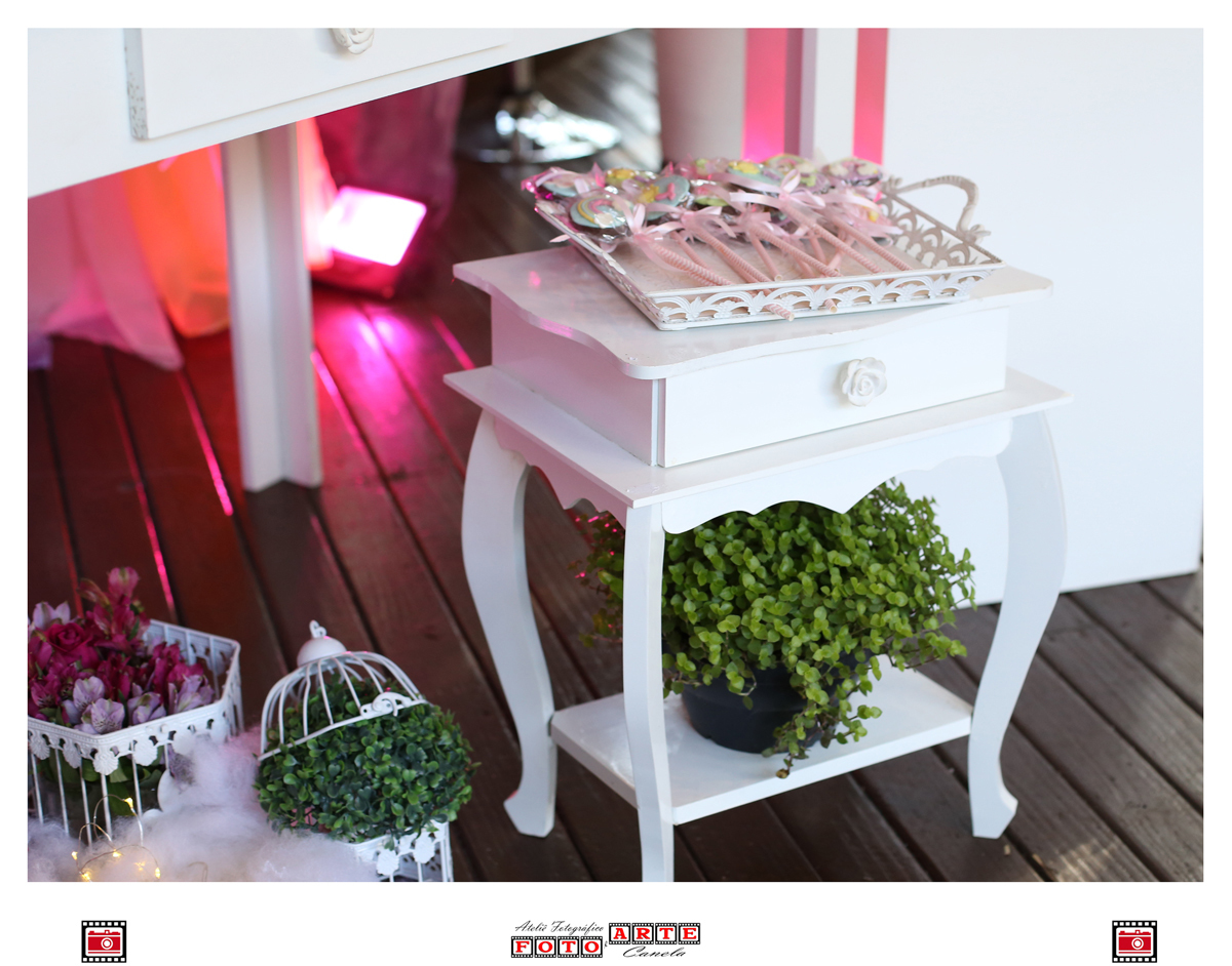 Criado Mudo Com Bandeja De Pirulitos De Chocolate