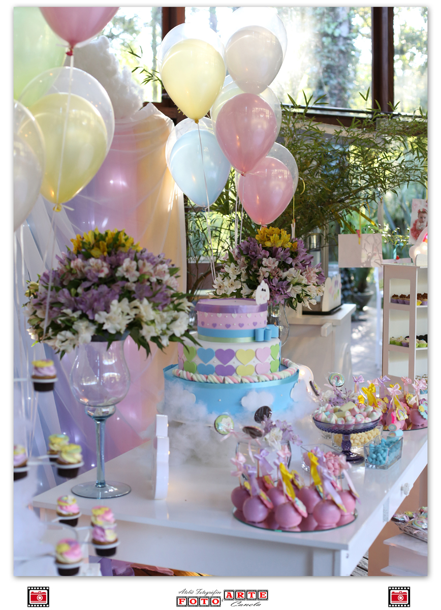 Detalhe Arranjo De Flores Perto Do Bolo