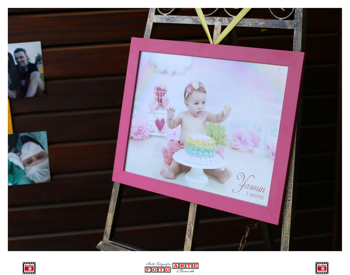 Detalhe Do Quadro Rosa Em Um Cavalete Com A Foto Da Aniversariante