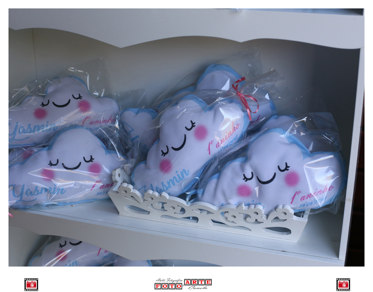 Detalhe Da Almofada De Nuvem Feliz Como Lembrancinha Do Aniversário De Um Aninho