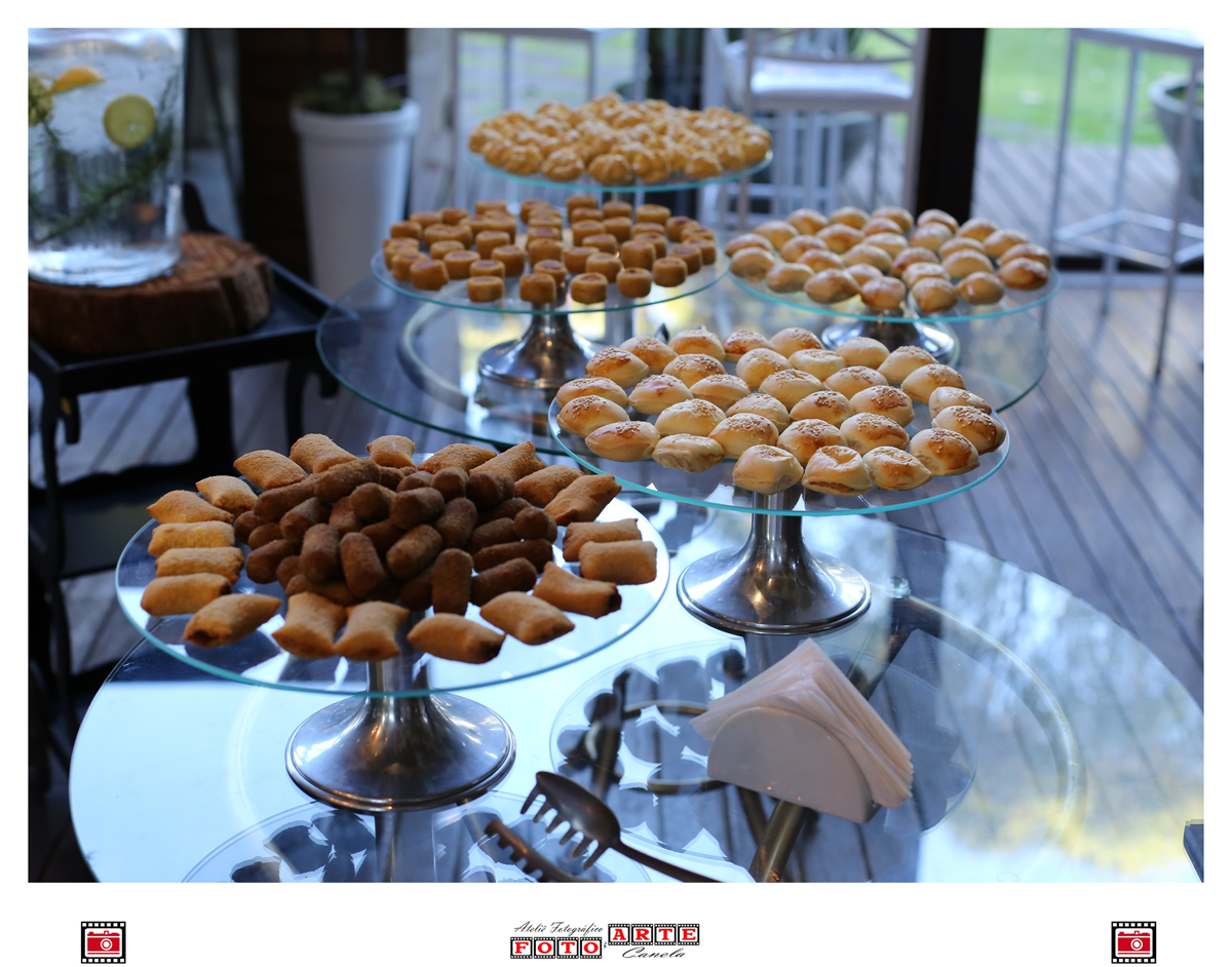 Mesa De Salgados Com Pastéis E Croquetes