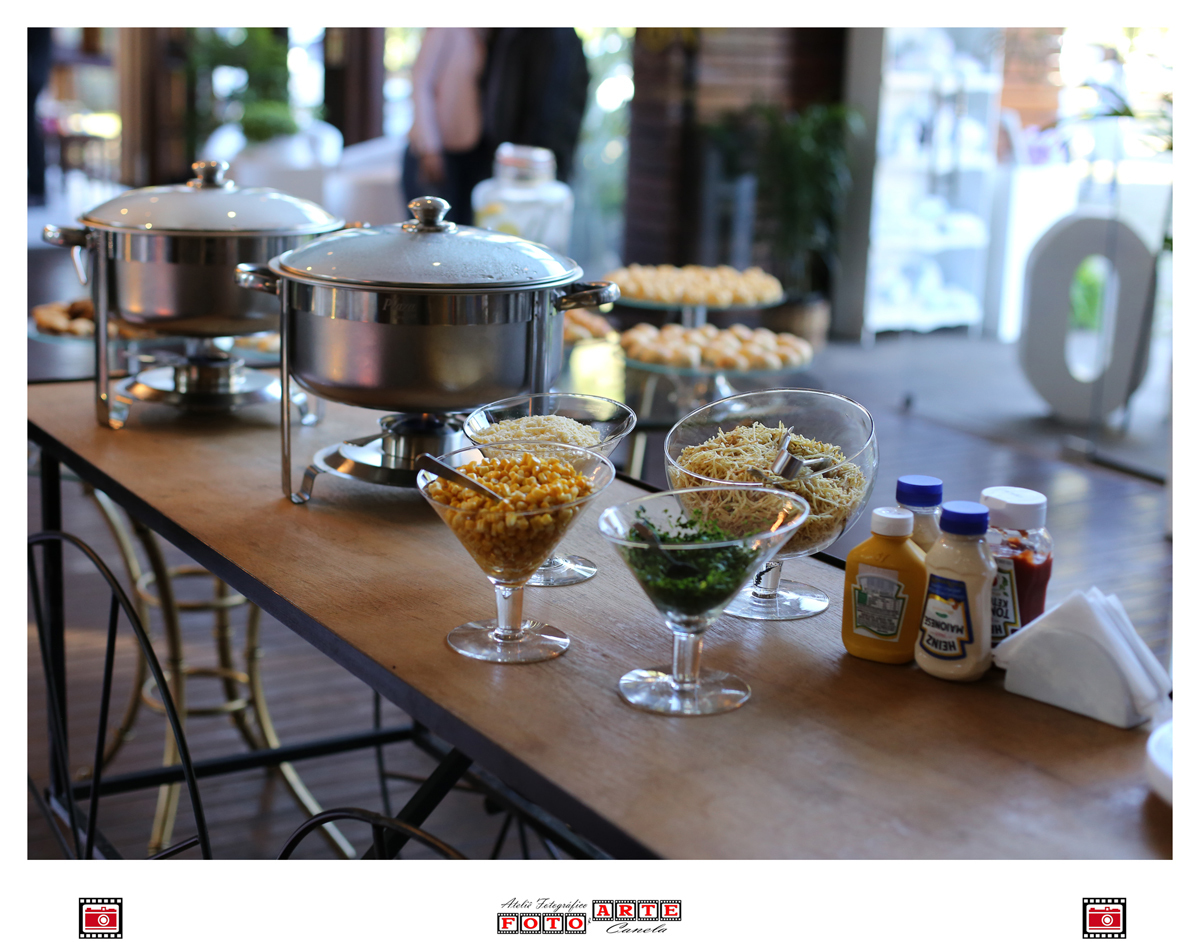 Mesa Com Buffet De Cachorro Quente