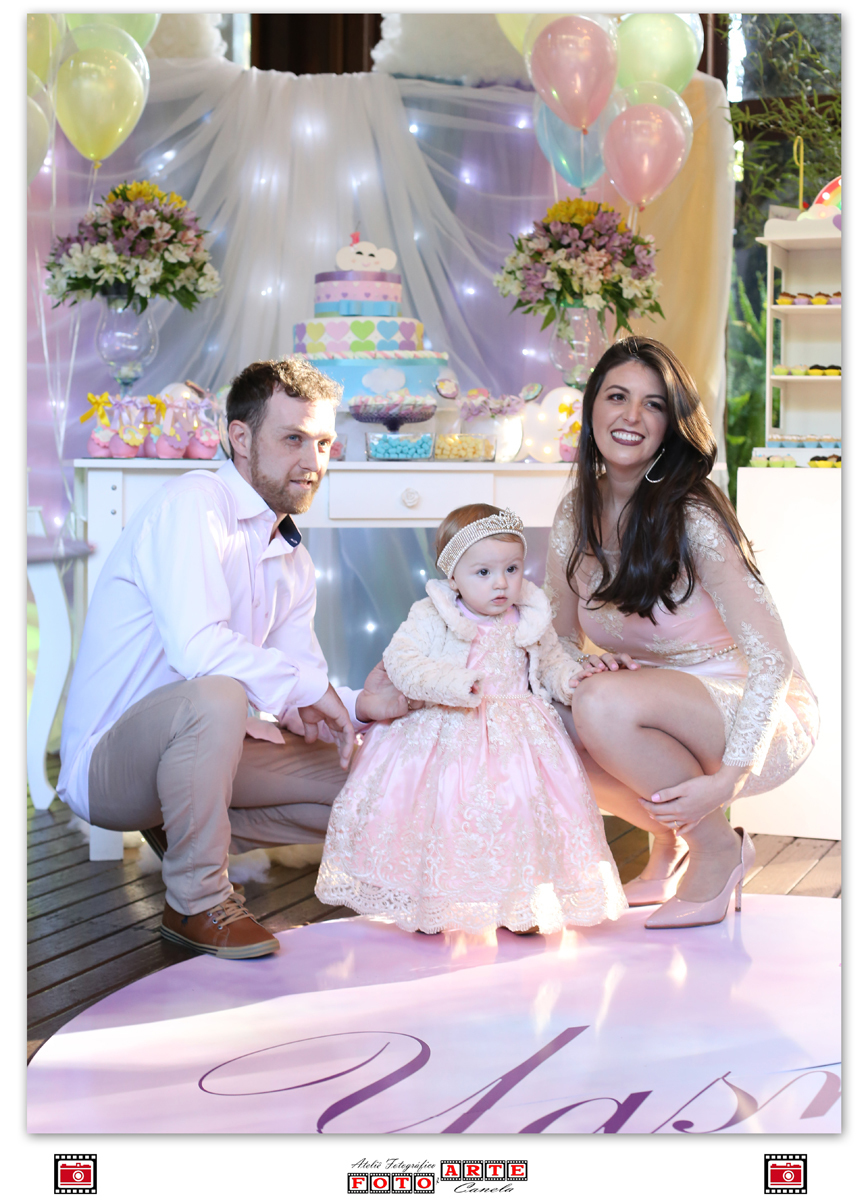 Aniversariante Com Seus Pais em frente a mesa do parabéns