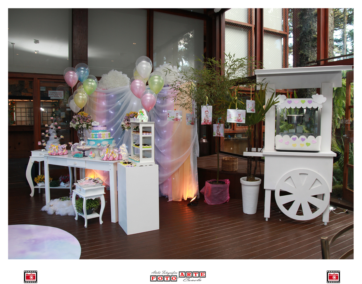 Mesa Principal Com Bolo E Docinhos E Carrocinha Branca De Pipoca