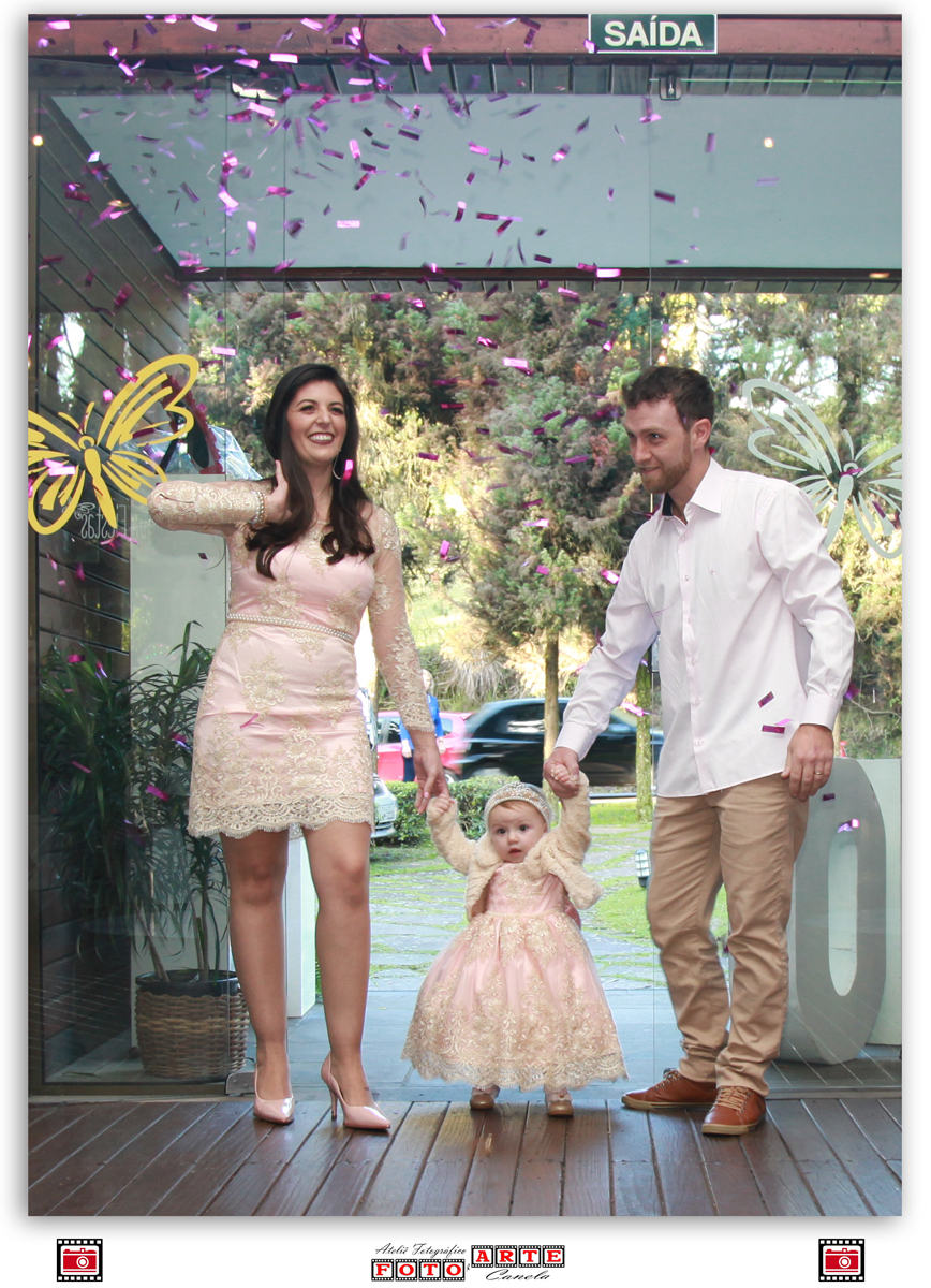 Aniversariante Entrando Na Festa De Mãos Dadas Com Seus Pais 