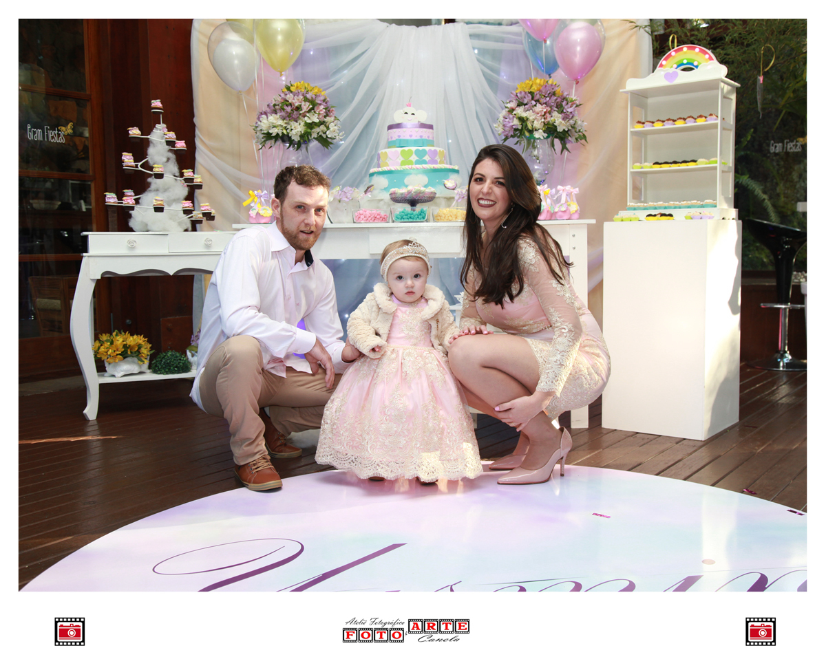 Aniversariante com os pais na pista de dança